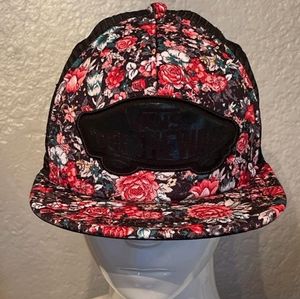 VANS WOMEN'S FLORAL DESIGN BALL CAPAJUSTABLE STRAP BLACK/RED